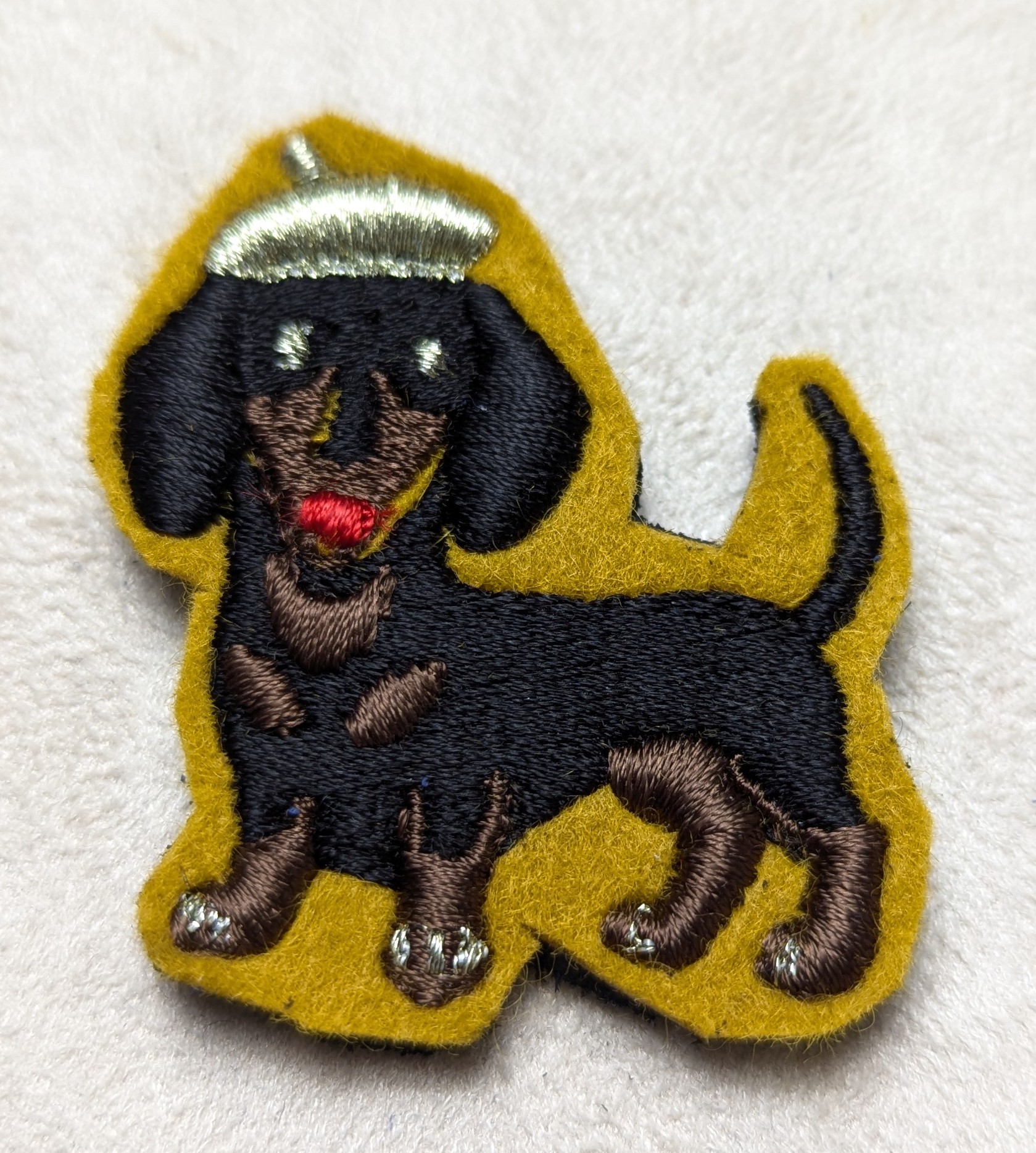 Broche Brodée aimant Alex Doré Paris teckel beret or fond jaune GM