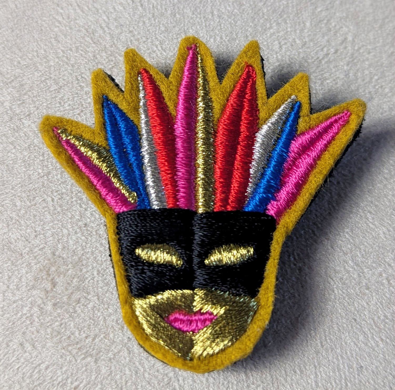 Broche Brodée Alex Doré Parie masque indien multicolore et noir