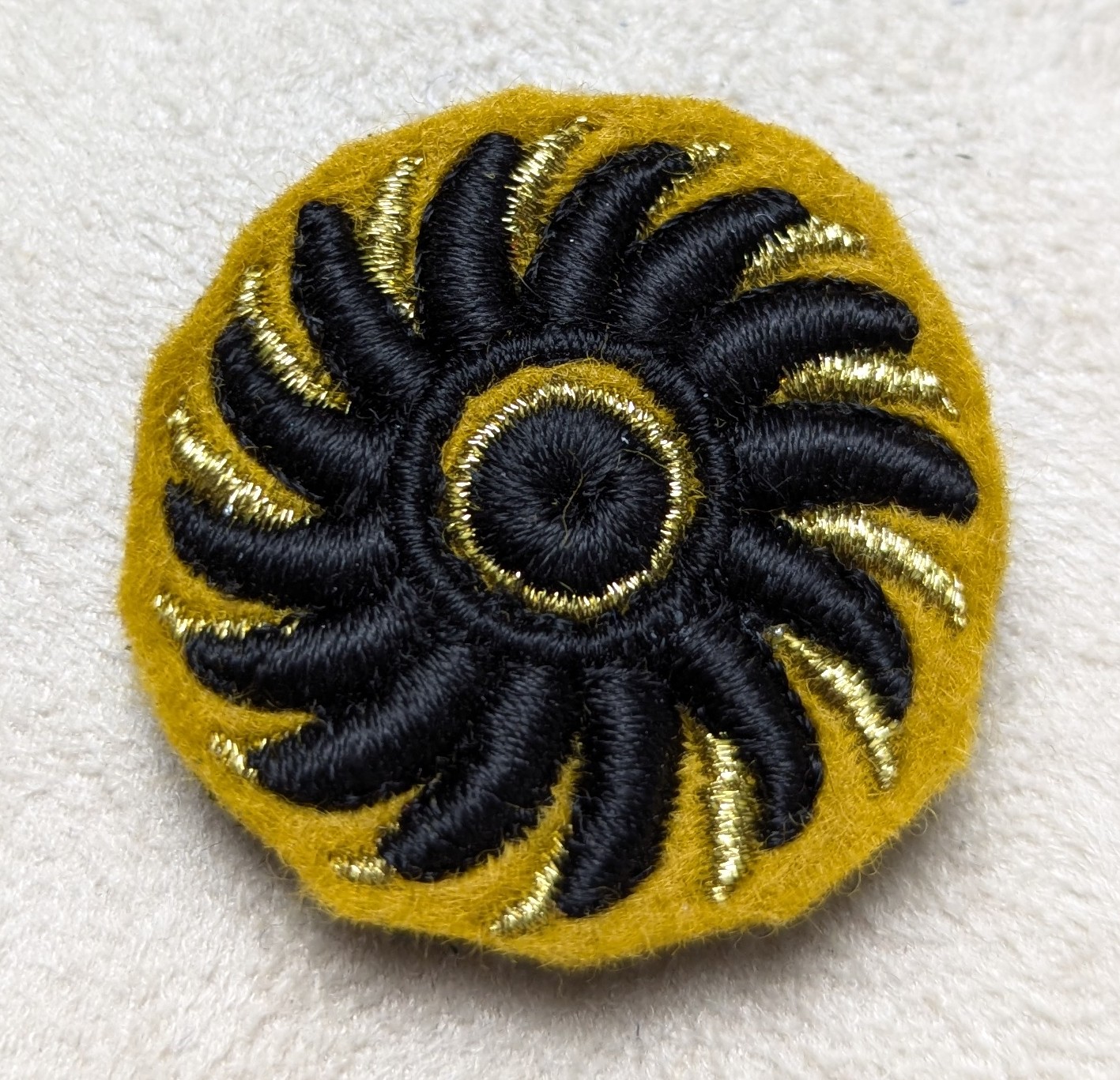 Broche Brodée aimant Alex Doré Paris Soleil noir or fond jaune PM