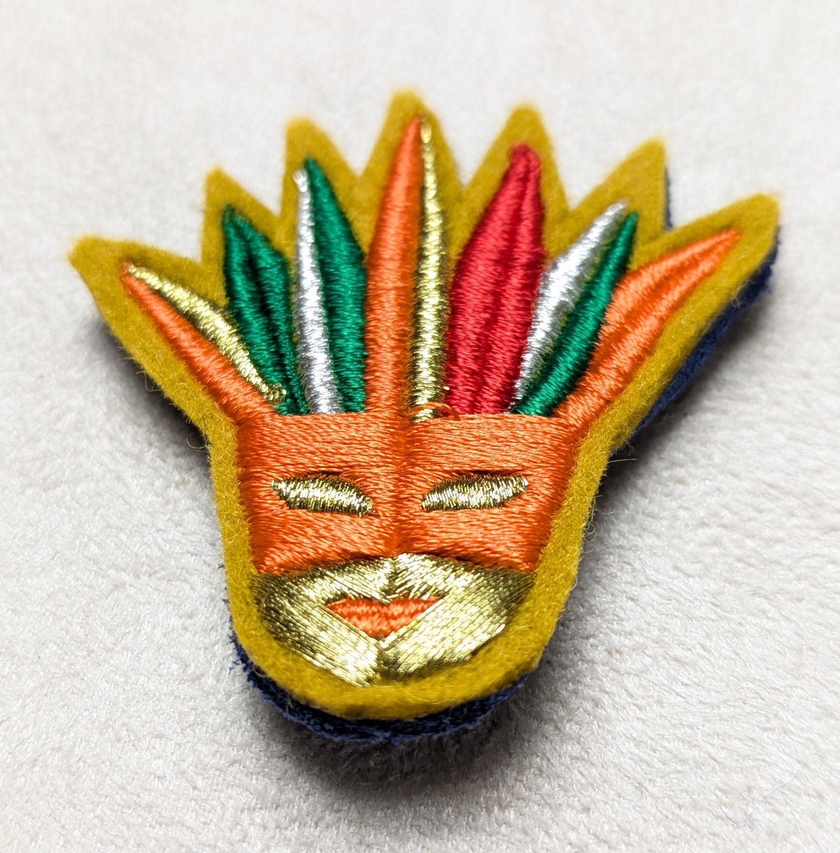 Broche Brodée aimant Alex Doré Paris Masque indien multicolor orange fond jaune GM
