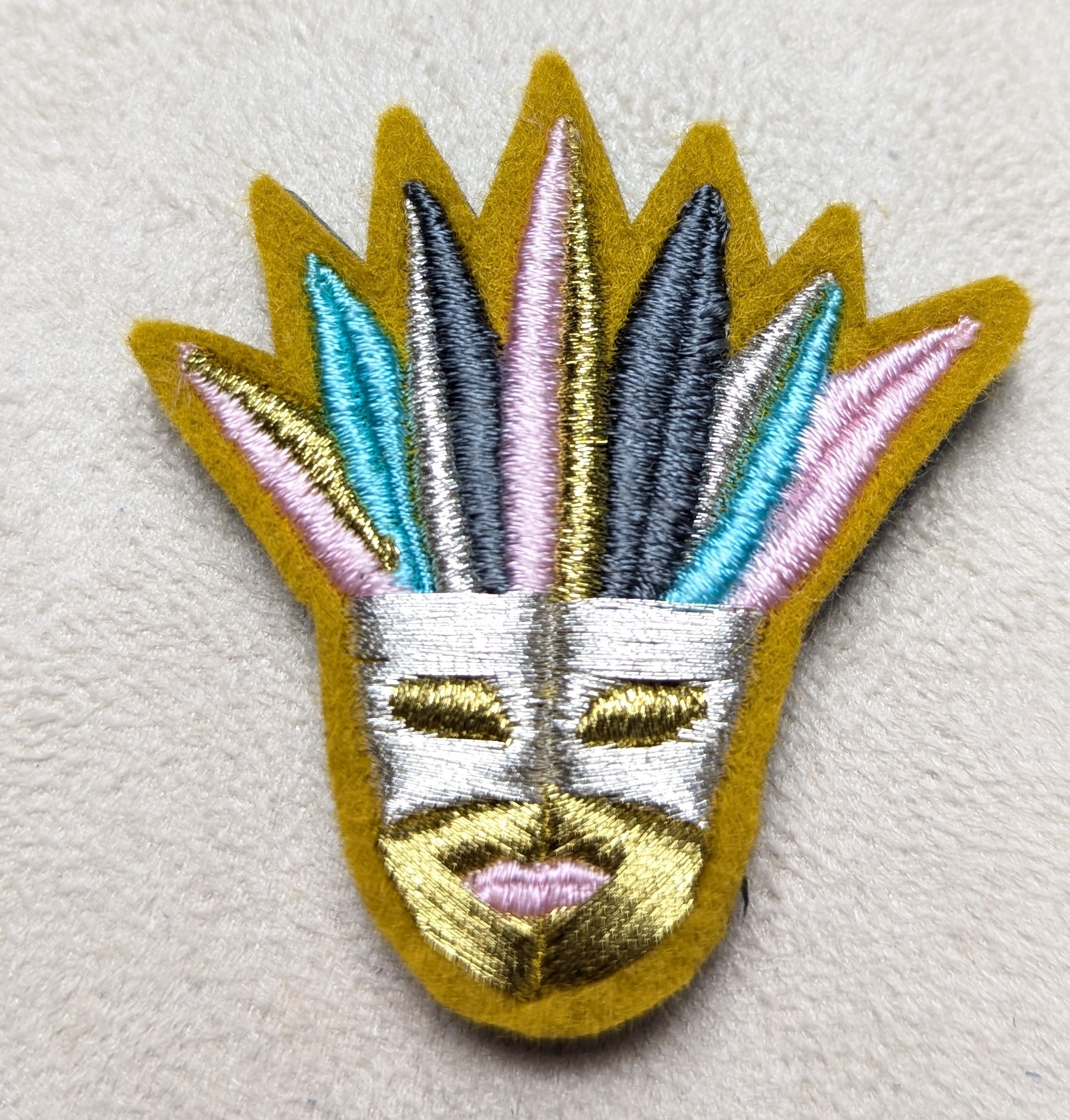 Broche Brodée aimant Alex Doré Paris Masque indien argent fond jaune GM