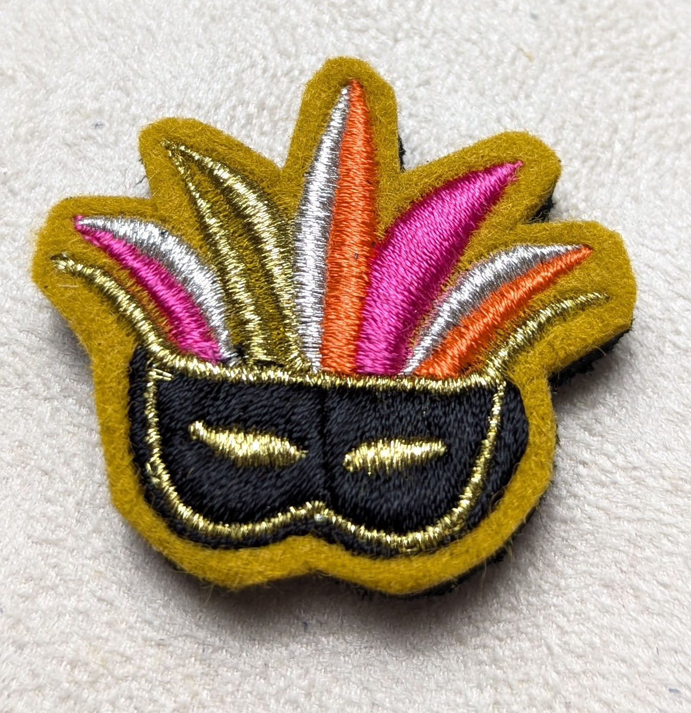 Broche Brodée aimant Alex Doré Paris Masque venise orange fond jaune GM