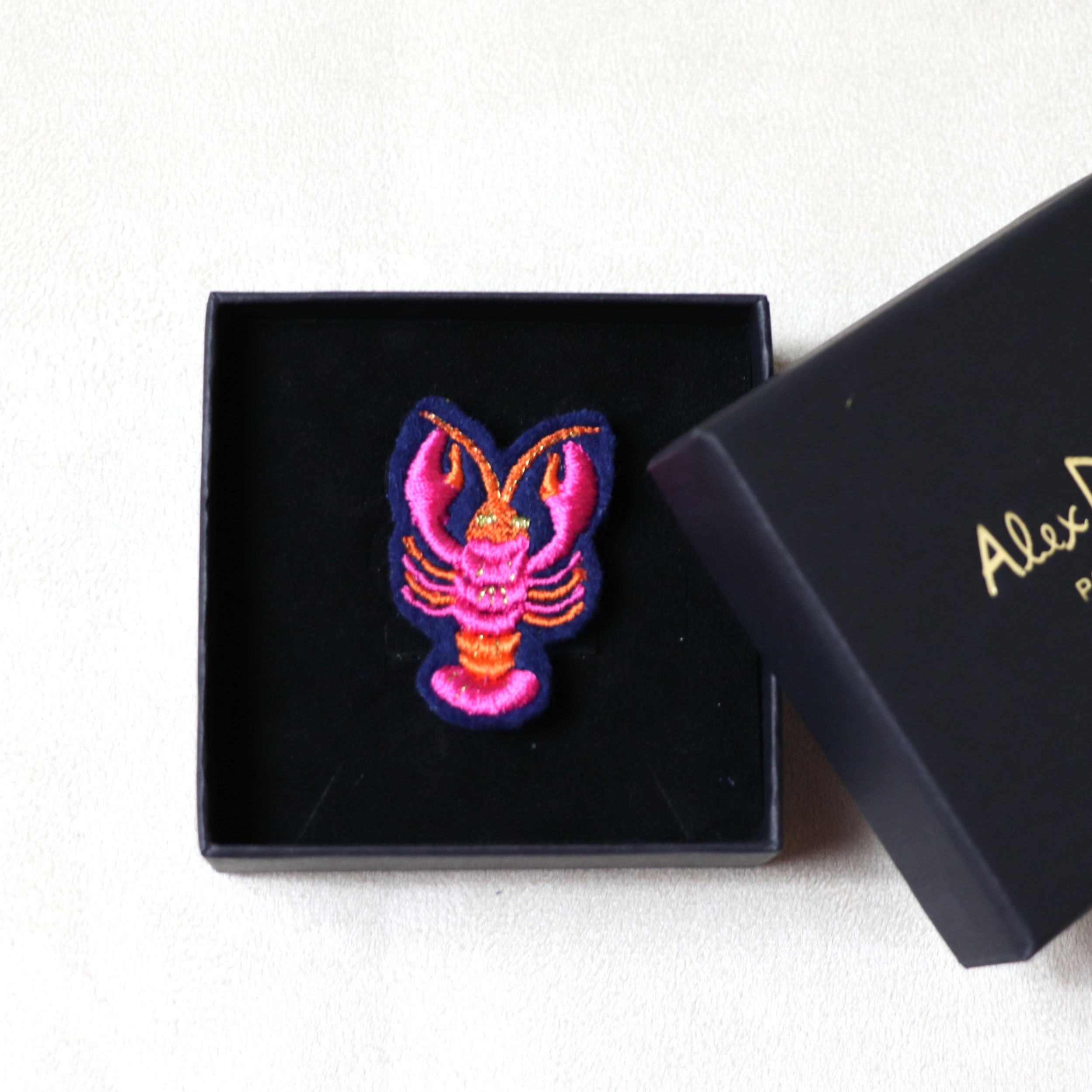Broche Brodée aimant Alex Doré Paris homard rose fond bleu boite
