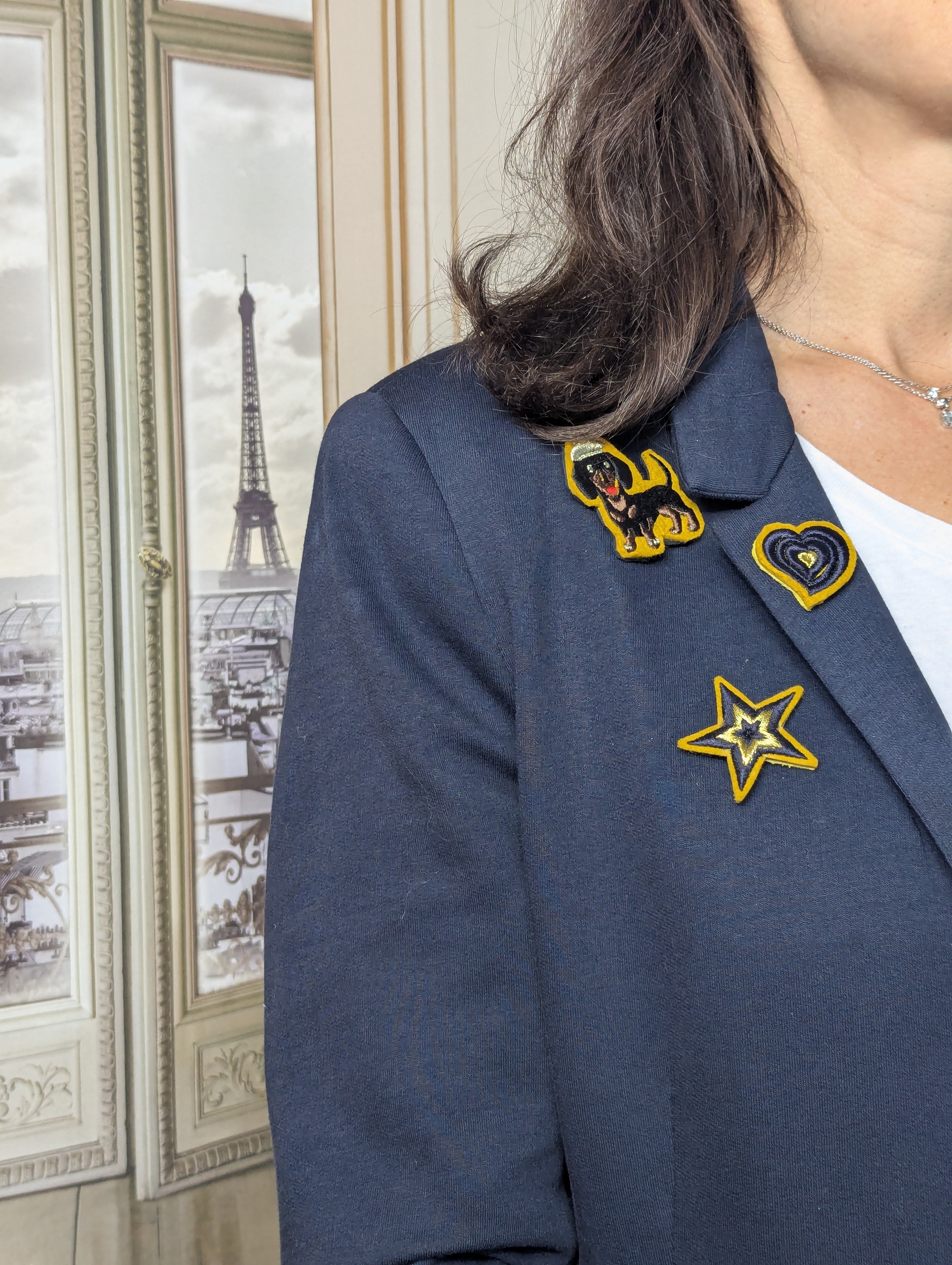 broche brodée Alex Doré Paris portée3