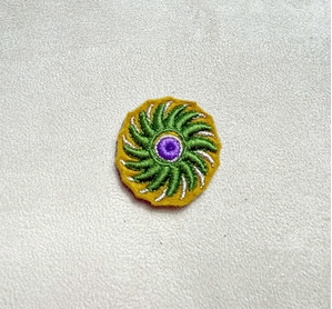 Broche brodée Aimant soleil vert-violet Alex Doré Paris