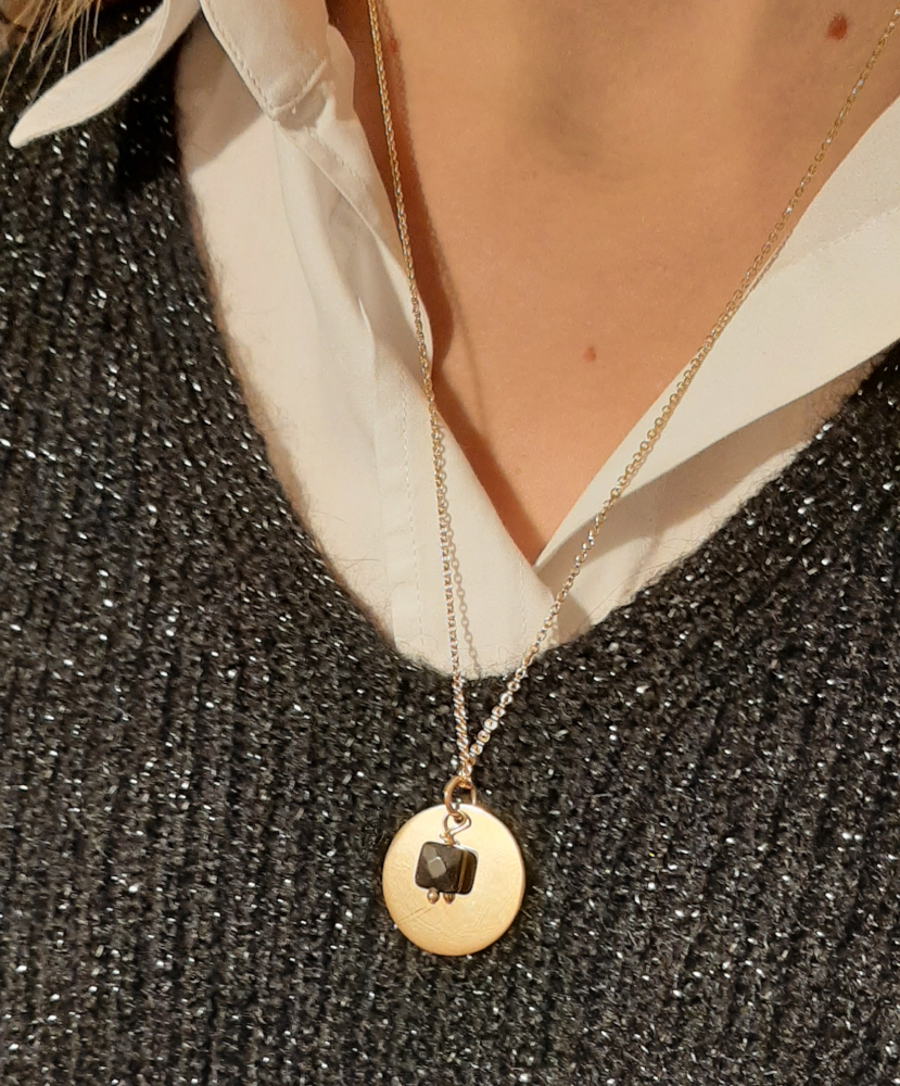 collier-medaille-25mm plaque-or-pierre de sable-alex-dore-graver-personnalise-cadeau-naissance-mariage-anniversaire-fete-mere-mannequin