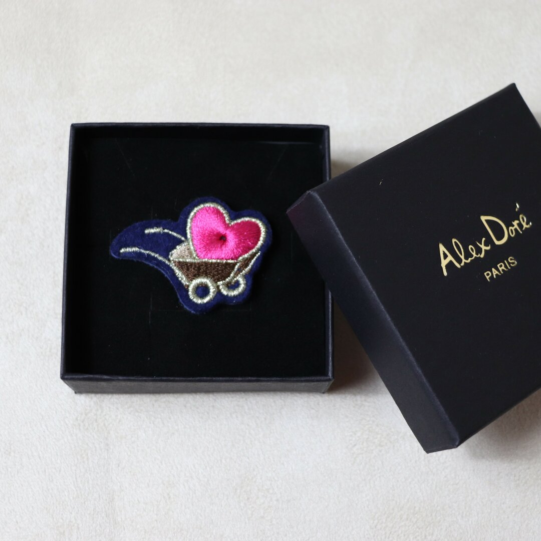 Broche Aimantée En Forme De Cœur Doré Avec Pierres Décoratives - Neuve Avec étiquettes - Bijou Fantaisie