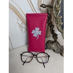 Etui Lunettes simili cuir fuchsia motif trèfle glitter argent Alex Doré Paris avec lunettes