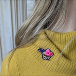 Broche brodée aimant Brouette et coeur fuchsia Alex Doré Paris portée