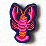 Broche Brodée aimant Alex Doré Paris homard rose fond bleu PM
