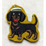 Broche Brodée aimant Alex Doré Paris teckel beret or fond jaune GM
