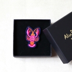 Broche Brodée aimant Alex Doré Paris homard rose fond bleu boite