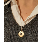 collier-medaille-25mm plaque-or-pierre de sable-alex-dore-graver-personnalise-cadeau-naissance-mariage-anniversaire-fete-mere-mannequin