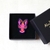 Broche Brodée aimant Alex Doré Paris homard rose fond bleu boite
