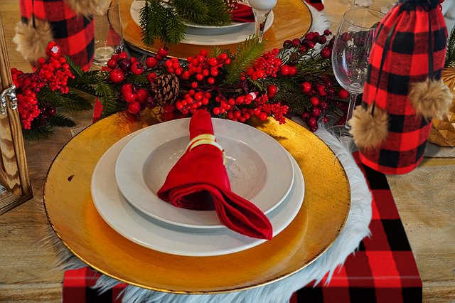 Table de Noël style écossais avec décorations de bouteilles de vin