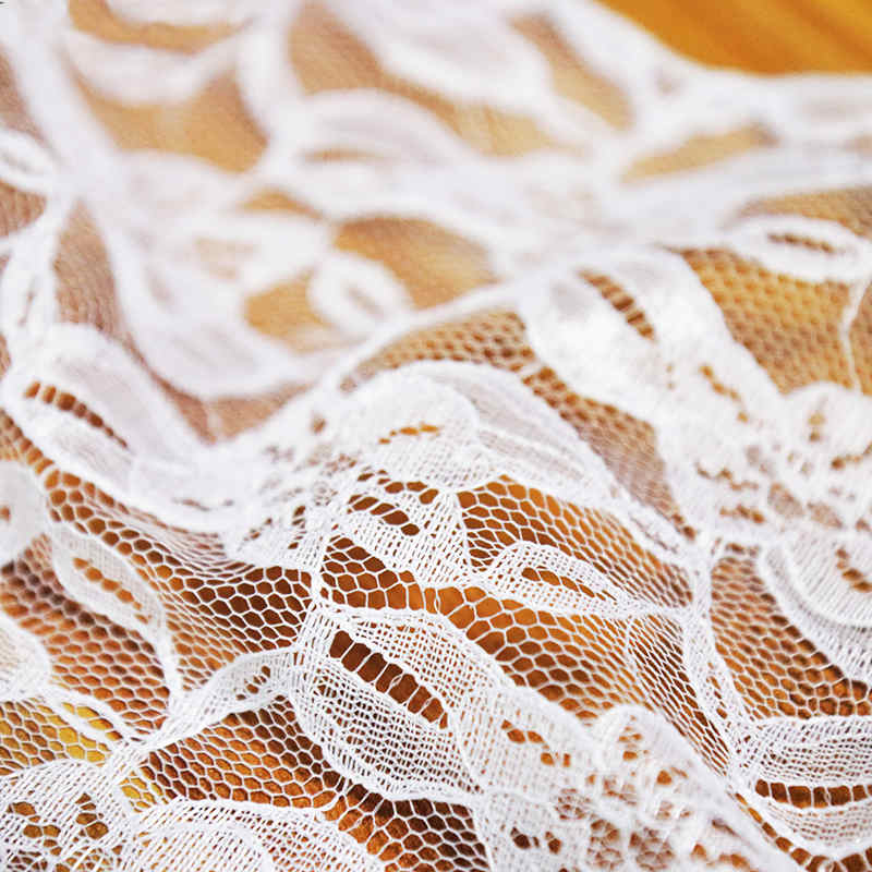 chemin-de-table-en-dentelle-blanche-mariage