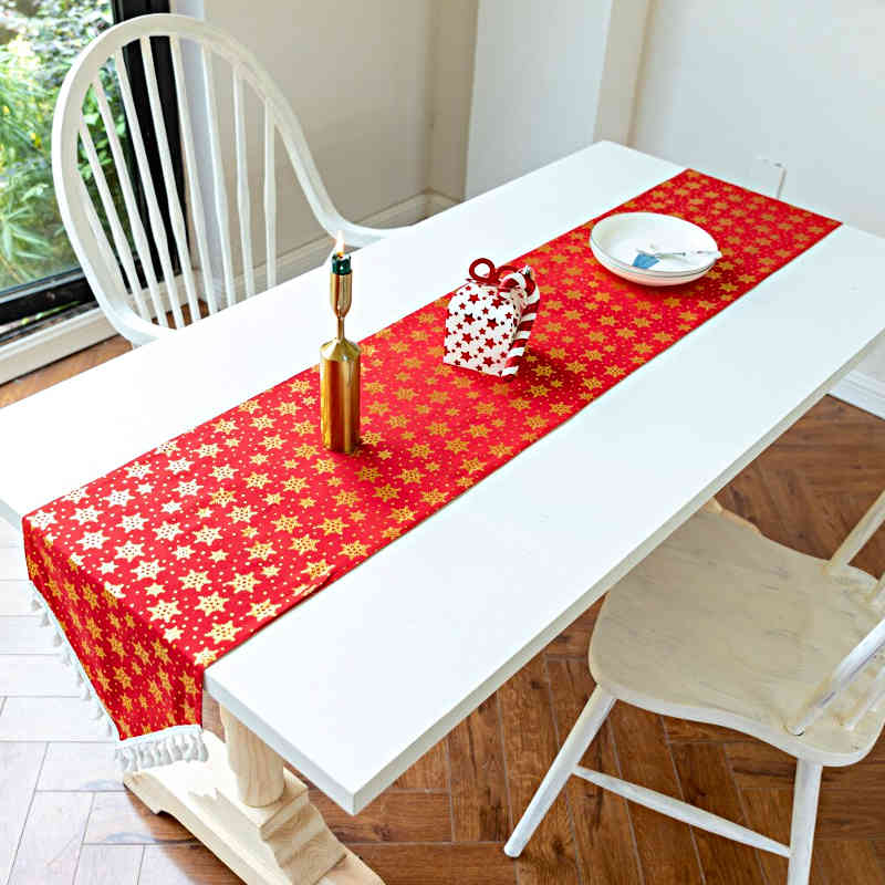 chemin-de-table-noel-rouge-et-or-motifs-dores