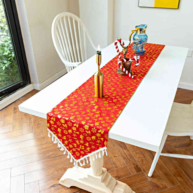 chemin-de-table-noel-rouge-et-or-traditionnel