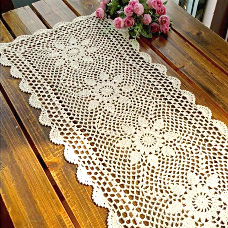 chemin-de-table-fleurs-au-crochet-blanc