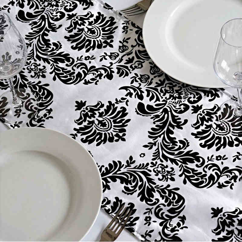 chemin-de-table-baroque-noir-et-blanc-motifs