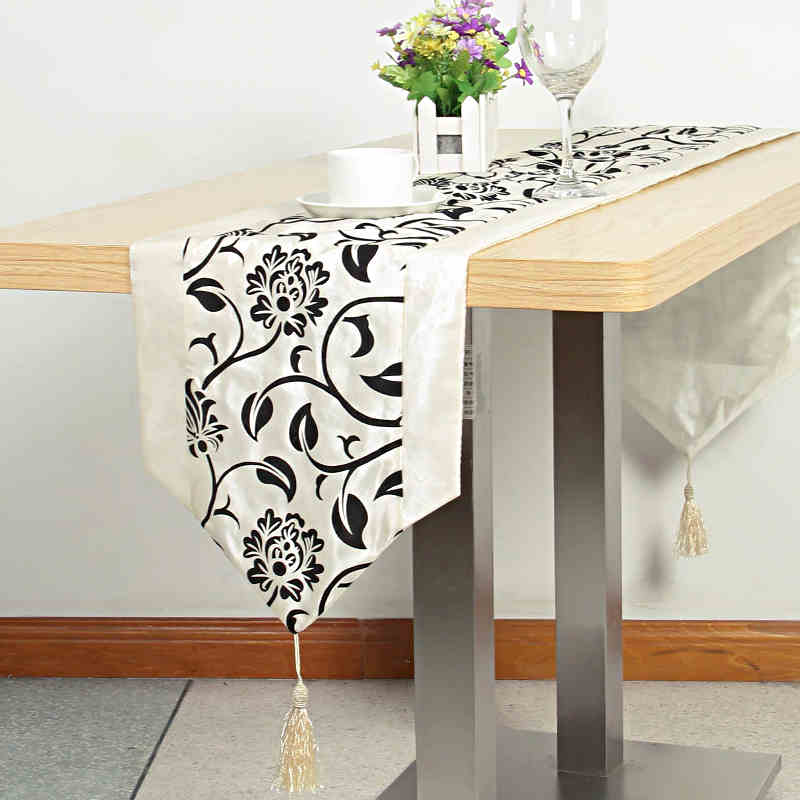 chemin-de-table-arabesque-noir-motifs