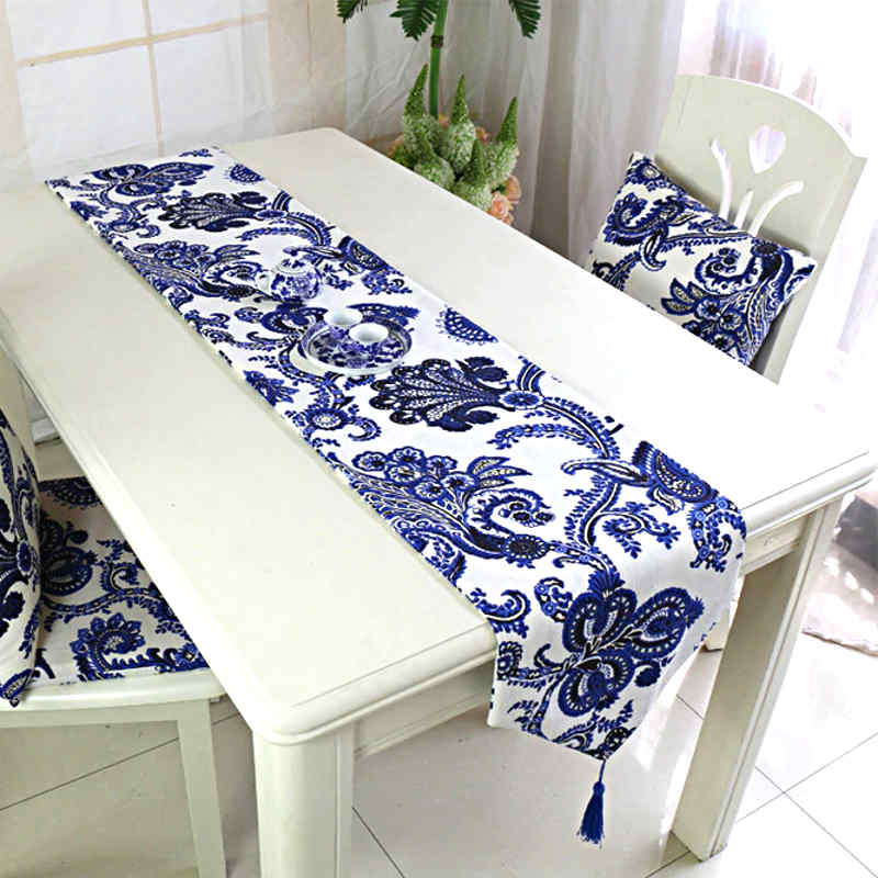 chemin-de-table-avec-arabesques-bleu