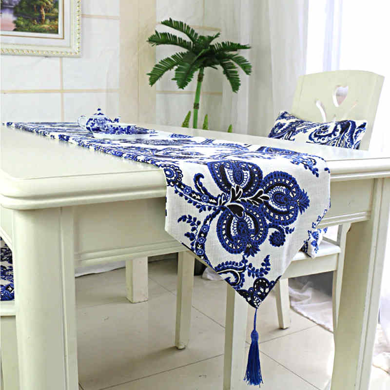 chemin-de-table-avec-arabesques-motifs-bleu