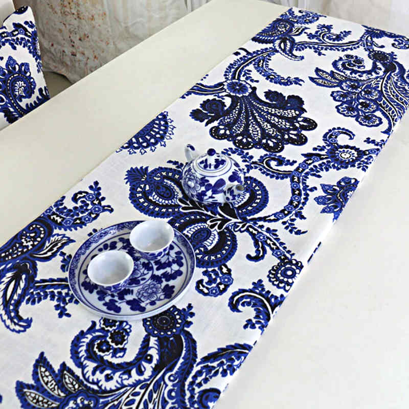 chemin-de-table-avec-arabesques-bleu-blanc