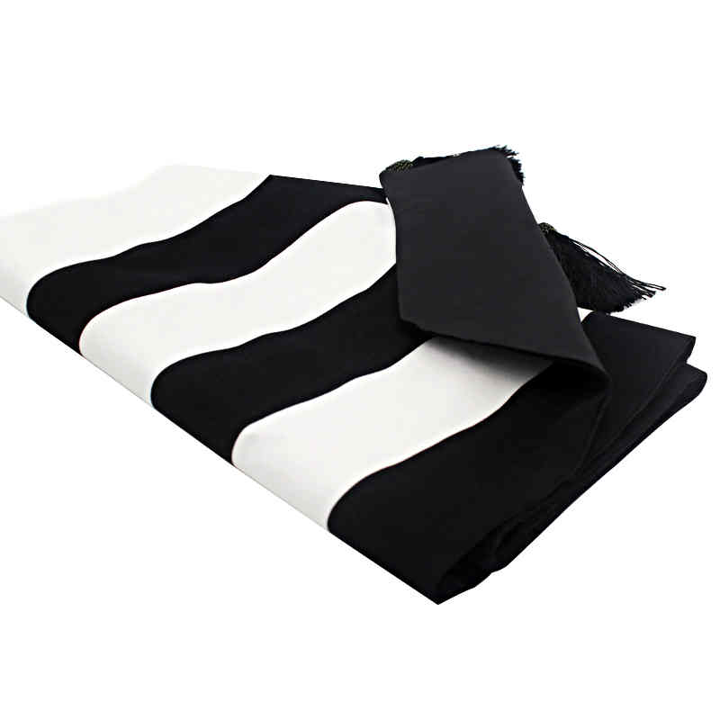 chemin-de-table-rayure-noir-et-blanc-goemetrique