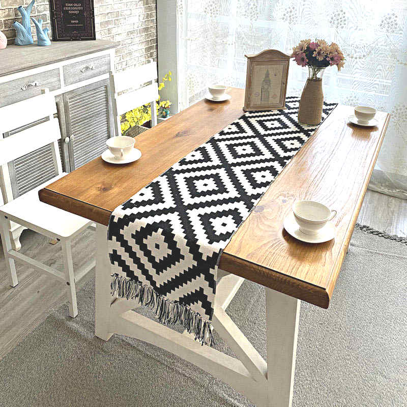 chemin-de-table-motif-geometrique-losange-noir-blanc