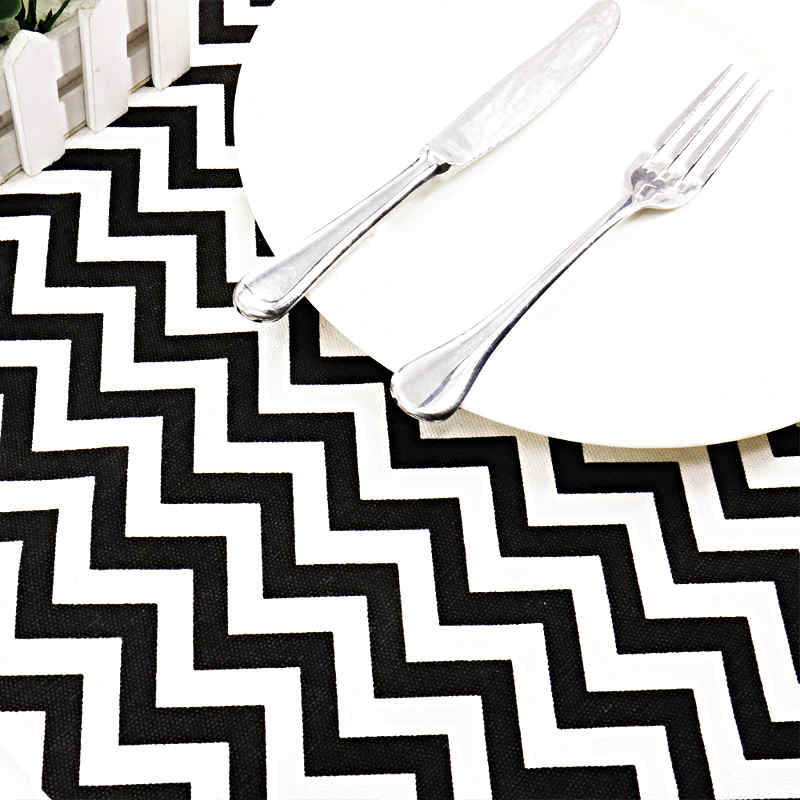 chemin-de-table-noir-et-blanc-zig-zag-motifs