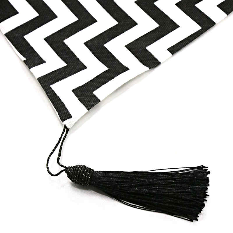 chemin-de-table-noir-et-blanc-zig-zag-chevrons