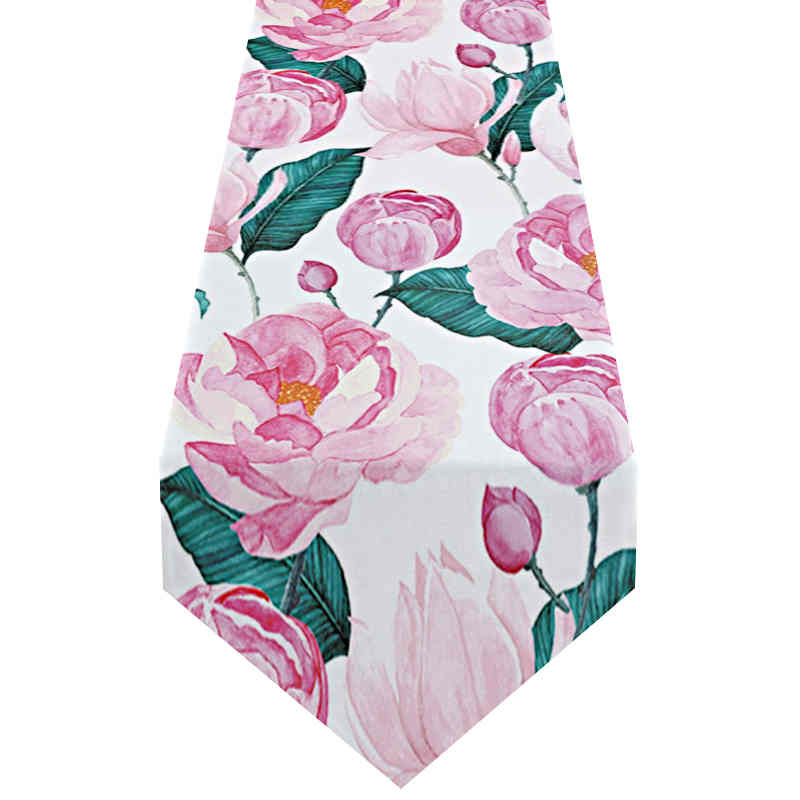 chemin-de-table-avec-des-roses