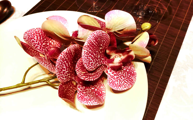 Décoration de table zen avec orchidée artificielle