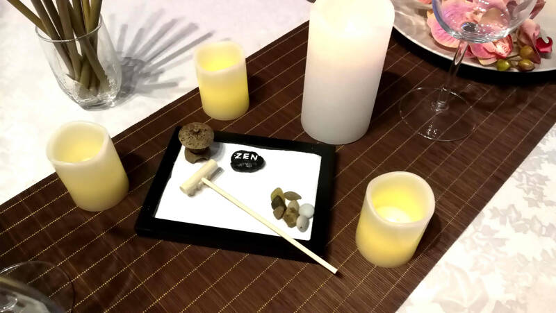 Décoration de table zen avec jardin japonais miniature