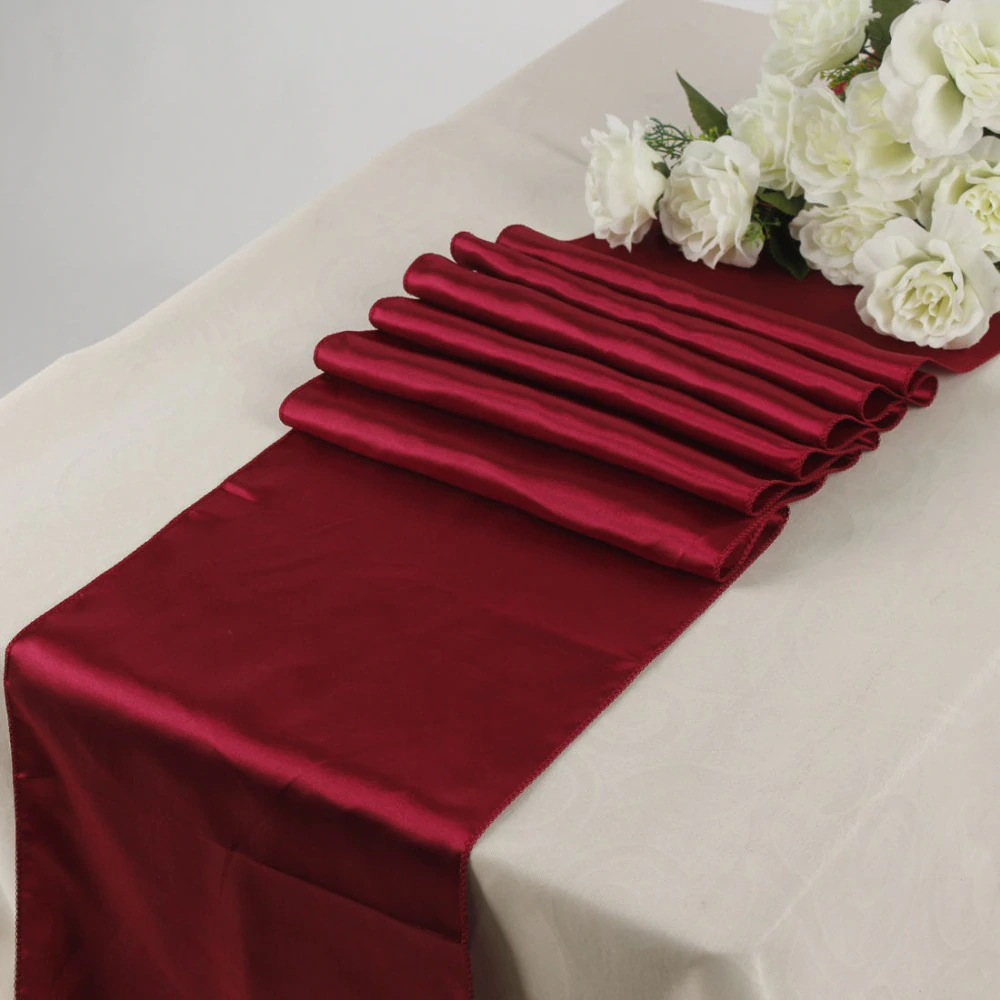 chemin-de-table-satin-bordeaux-mariage-moderne-chic