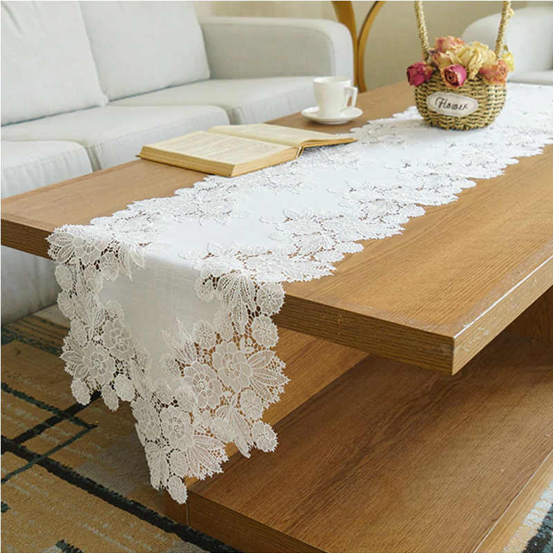 LinenZone Chemin de table blanc avec 2 pompons pour décoration vintage et  rustique. Chemin de table en dentelle idéal comme chemin de table de