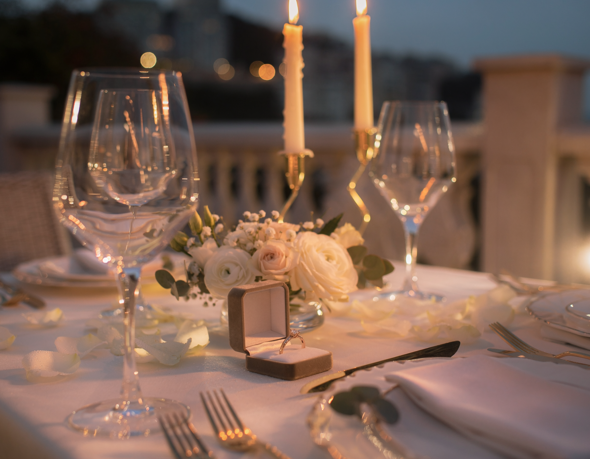 table romantique pour demande en mariage avec bague et bougies
