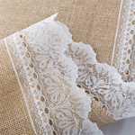 chemin-de-table-toile-de-jute-pour-mariage-champetre-dentelle-chic