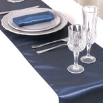 chemin-de-table-satin-bleu-marine-mariage-chic