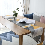chemin-de-table-scandinave-jaune-et-gris-voyage