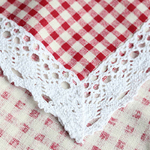 nappe-de-table-vichy-rouge-dentelle