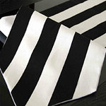 chemin-de-table-rayure-noir-et-blanc-moderne