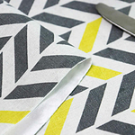 chemin-de-table-chevron-jaune-et-gris-tissu