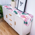chemin-de-table-avec-des-roses-fleurs