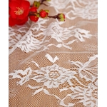 chemin-de-table-mariage-dentelle-fleurs-blanches