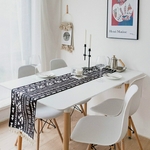 chemin-de-table-nordique-noir-moderne