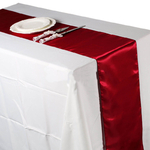 chemin-de-table-satin-bordeaux-mariage-moderne