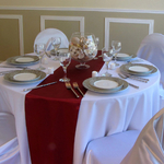 chemin-de-table-satin-bordeaux-mariage