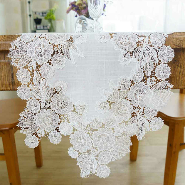 LinenZone Chemin de table blanc avec 2 pompons pour décoration vintage et  rustique. Chemin de table en dentelle idéal comme chemin de table de